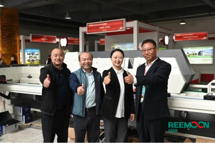 綠萌呵福式分選機全球首場發(fā)布會在洛川圓滿落幕 9月27日綠萌在第十三屆中國陜西（洛川）國際蘋果博覽會上正式對外發(fā)布新產品——呵福式分選設備，該設備是綠萌擁有自主知