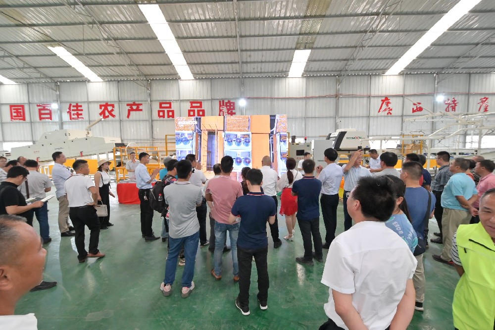 2021年6月29日上午10點(diǎn)“建黨百年特色活動(dòng)·群南柑橘產(chǎn)業(yè)示范區(qū)研發(fā)培訓(xùn)中心柑橘技術(shù)交流會(huì)”在廣西桂潔農(nóng)業(yè)有限公司舉行，交流會(huì)上同期舉辦了綠萌“FRUSCAN 7.0 視覺(jué)瑕疵檢測(cè)技術(shù)” 現(xiàn)場(chǎng)觀摩會(huì)。在觀摩過(guò)程中，與會(huì)人員詳細(xì)地觀看了綠萌宣傳視頻和現(xiàn)場(chǎng)演示，細(xì)致地了解了綠萌 FRUSCAN 7.0 視覺(jué)瑕疵檢測(cè)技術(shù)對(duì)果蔬分