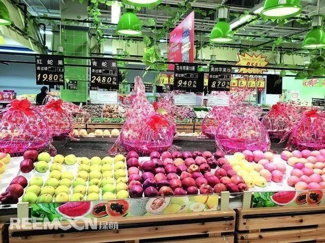 姹紫嫣紅的五月，既是時令鮮果陸續(xù)上市的節(jié)點，也是一些水果青黃不接的時候，但無論是什么水果，人們的需求總是很大。然而愛吃水果的市民會發(fā)現(xiàn)，這兩個月以來，許多水果價格高漲，像優(yōu)質(zhì)蘋果，一個價格都抵得上去年一市斤的售價了，連最普通的橘子、梨，價格都居高不下。價格飆升，市民直呼“吃不起”不少水果零售價格均比